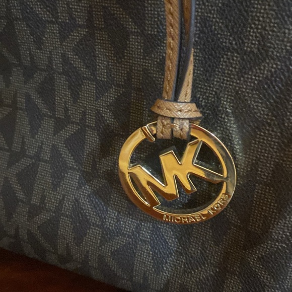 Michael Kors Sheila handbag medium. Excellent condition gently used twice. - Picture 9 of 10